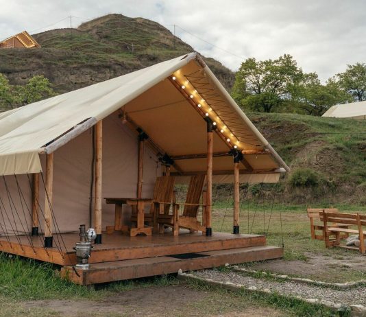 Глэмпинг: уникальный формат отдыха на природе, сочетающий комфорт и близость к природе