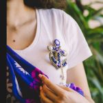 Искусство баланса: с какими украшениями безопасно носить крупную брошь с сапфиром