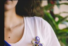 Искусство баланса: с какими украшениями безопасно носить крупную брошь с сапфиром