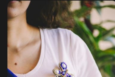 Искусство баланса: с какими украшениями безопасно носить крупную брошь с сапфиром