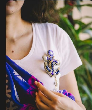 Искусство баланса: с какими украшениями безопасно носить крупную брошь с сапфиром