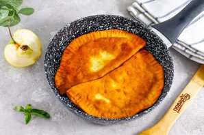 Чебуреки с яблоками