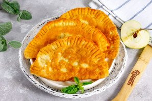 Чебуреки с яблоками