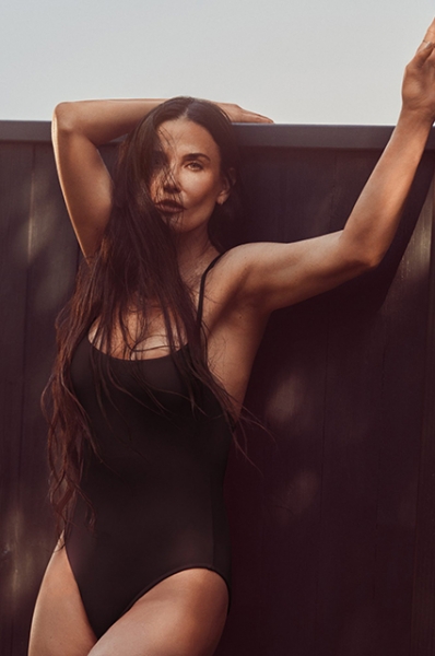 Деми Мур с тремя дочерьми снялась в новой рекламной кампании купальников