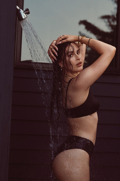 Деми Мур с тремя дочерьми снялась в новой рекламной кампании купальников