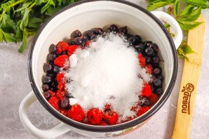 Джем из малины и черной смородины