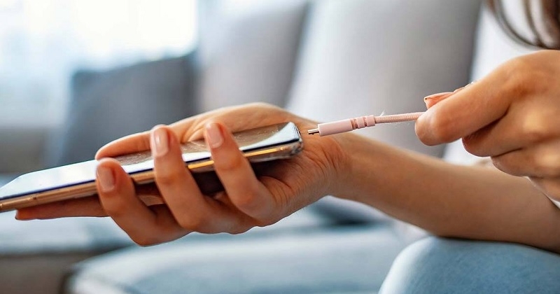 Эксперт рассказал об опасности использования смартфона во время зарядки