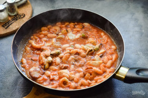 Фасоль с морепродуктами