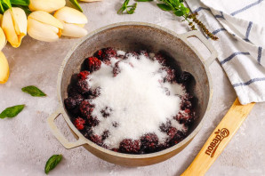 Густое варенье из ежевики