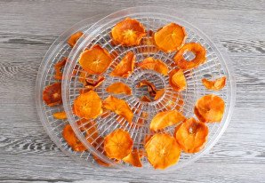 Хурма в сушилке