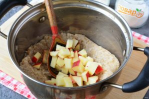 Ячневая каша с яблоками