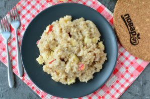 Ячневая каша с яблоками