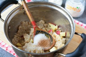 Ячневая каша с яблоками