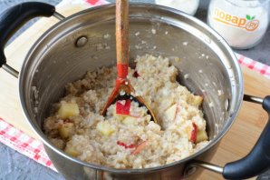 Ячневая каша с яблоками