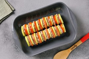 Кабачки в духовке с фаршем и сметаной