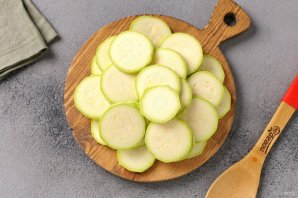 Кабачки в духовке с фаршем и сметаной