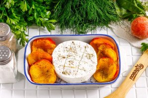 Камамбер с персиками в духовке