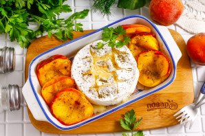 Камамбер с персиками в духовке