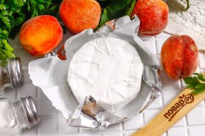 Камамбер с персиками в духовке