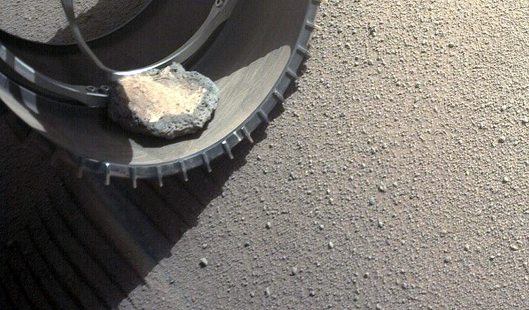 Камень-пассажир на борту марсохода: как маленький объект стал большой загадкой