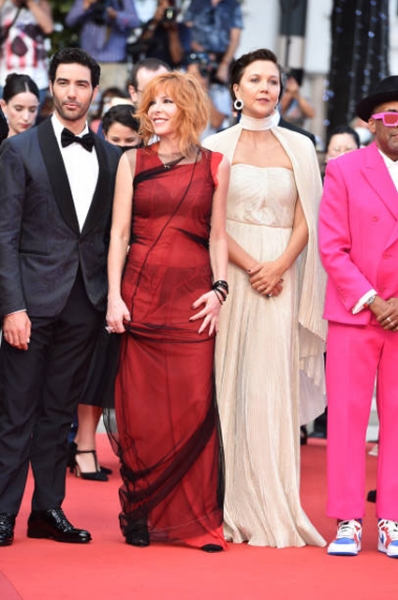 Канны-2021: Белла Хадид, Карла Бруни, Марион Котийяр, Энди Макдауэлл и другие на открытии кинофестиваля