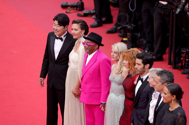 Канны-2021: Белла Хадид, Карла Бруни, Марион Котийяр, Энди Макдауэлл и другие на открытии кинофестиваля