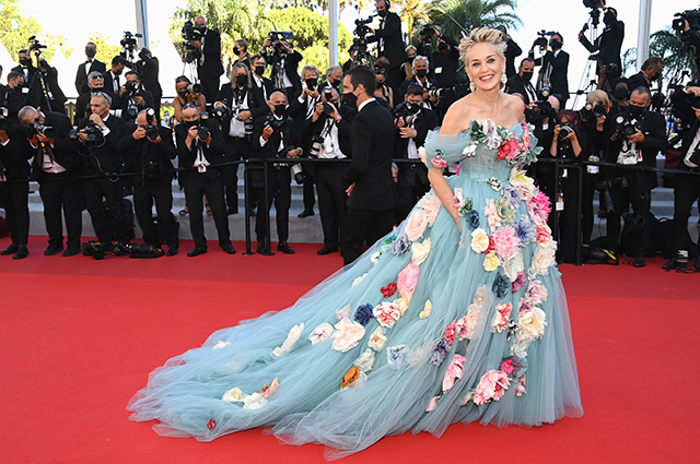 Канны-2021: Шэрон Стоун в цветах, мегашлейф Марты Лозано и платья принцесс &mdash; обсуждаем вечерние образы звезд