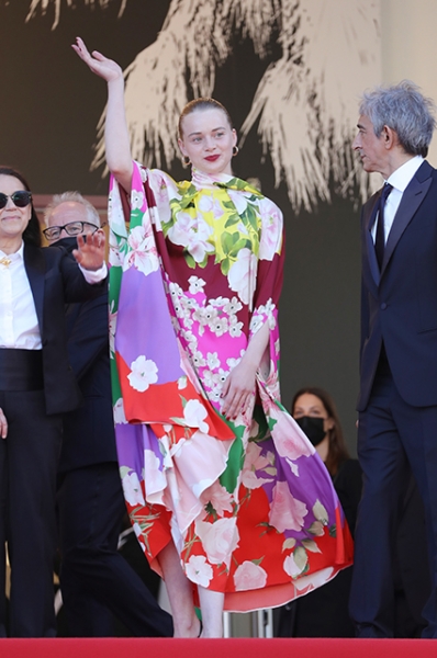 Канны-2021: Шэрон Стоун в цветах, мегашлейф Марты Лозано и платья принцесс &mdash; обсуждаем вечерние образы звезд