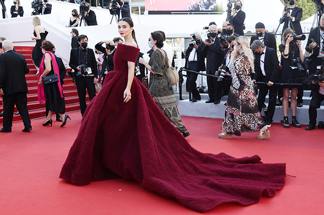 Канны-2021: Шэрон Стоун в цветах, мегашлейф Марты Лозано и платья принцесс &mdash; обсуждаем вечерние образы звезд