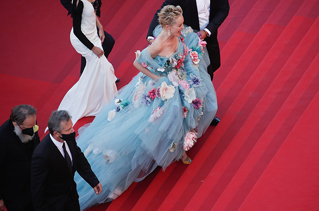 Канны-2021: Шэрон Стоун в цветах, мегашлейф Марты Лозано и платья принцесс &mdash; обсуждаем вечерние образы звезд
