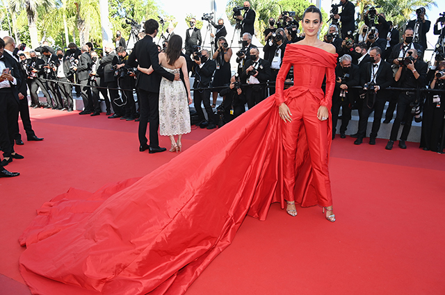 Канны-2021: Шэрон Стоун в цветах, мегашлейф Марты Лозано и платья принцесс &mdash; обсуждаем вечерние образы звезд