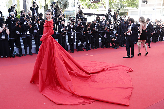 Канны-2021: Шэрон Стоун в цветах, мегашлейф Марты Лозано и платья принцесс &mdash; обсуждаем вечерние образы звезд