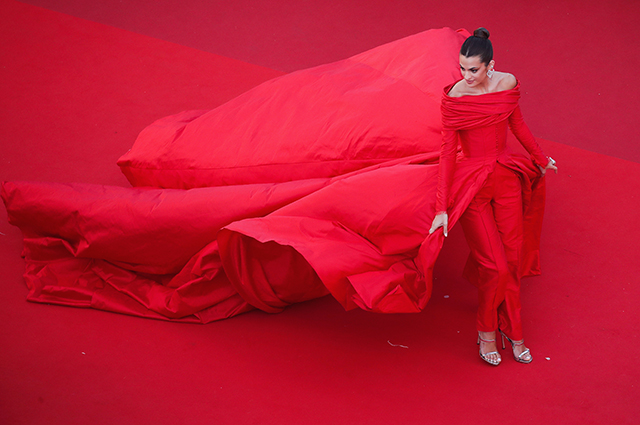 Канны-2021: Шэрон Стоун в цветах, мегашлейф Марты Лозано и платья принцесс &mdash; обсуждаем вечерние образы звезд