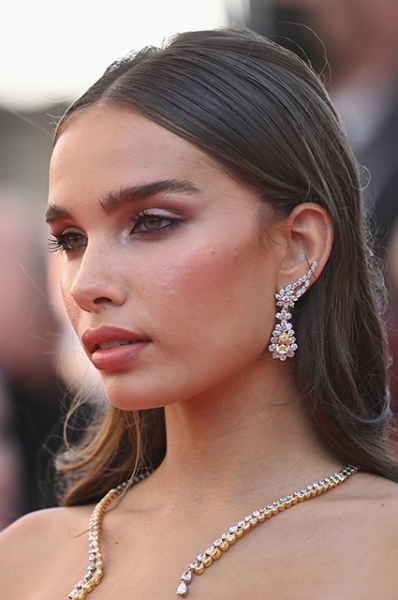 Канны-2021: Шэрон Стоун в цветах, мегашлейф Марты Лозано и платья принцесс &mdash; обсуждаем вечерние образы звезд