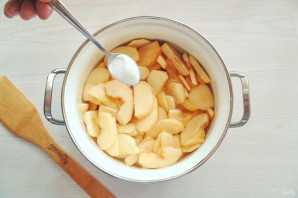 Карамельное варенье из яблок