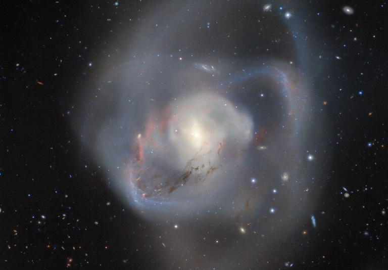 Когда Млечный путь и Андромеда сольются, это будет выглядеть вот так