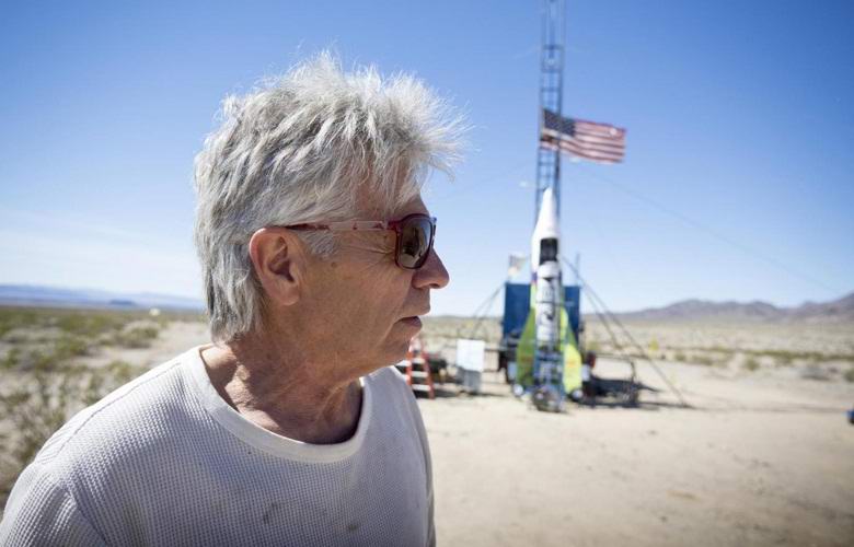 Майк Хьюз разбился на самодельной ракете, пытаясь доказать, что Земля плоская