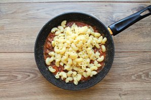 Макароны с тушенкой и сыром