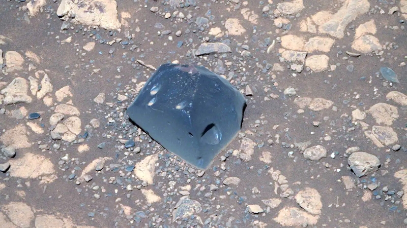 Марсоход обнаружил загадочный камень на Марсе