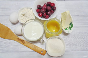 Медовый торт с вишней