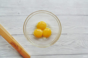 Медовый торт с вишней