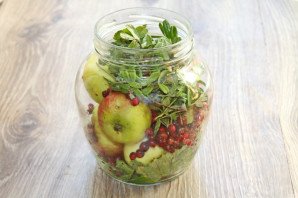 Моченые яблоки с брусникой