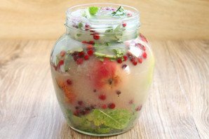 Моченые яблоки с брусникой