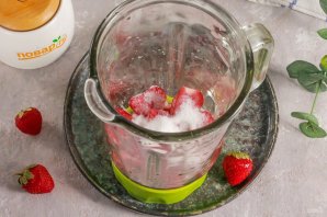 Молочный коктейль с клубникой без мороженого