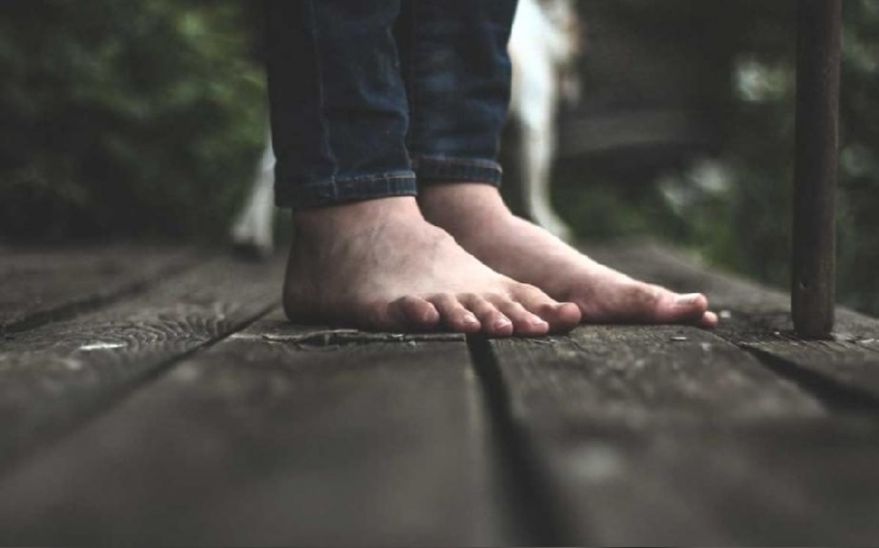 Мужчина более двадцати лет ходит босиком