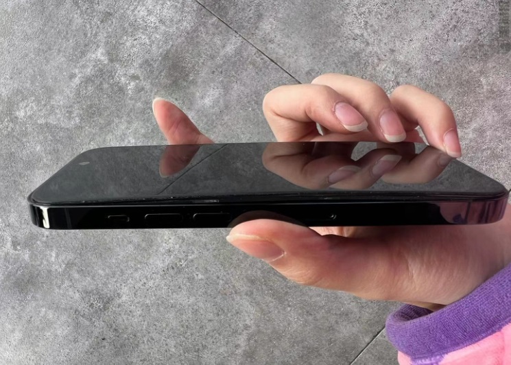 Новая проблема с iPhone 14 Pro: в Китае вздуваются аккумуляторы и отслаиваются дисплеи