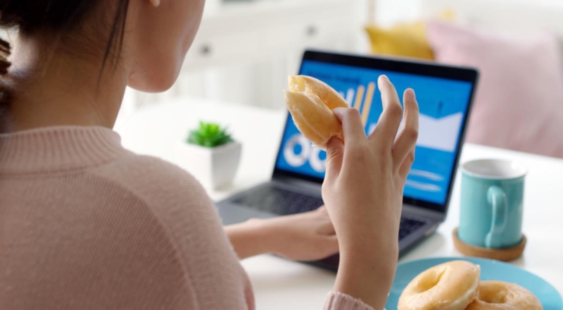 Новое исследование: почему россияне привыкли заедать любой стресс — читать на Gastronom.ru