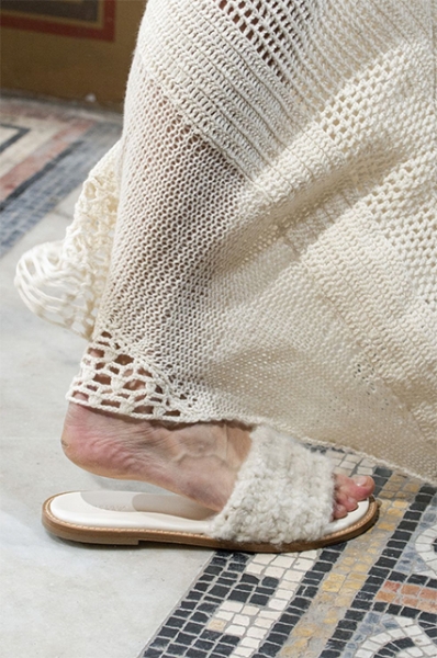 От мини до сандалий-тапочек: 6 вещей, которые нужны всем модницам этим летом