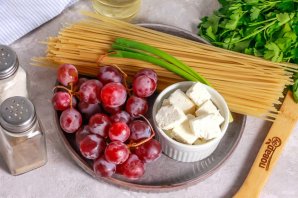 Паста с виноградом и сыром