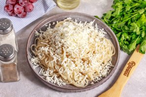 Паста с виноградом и сыром